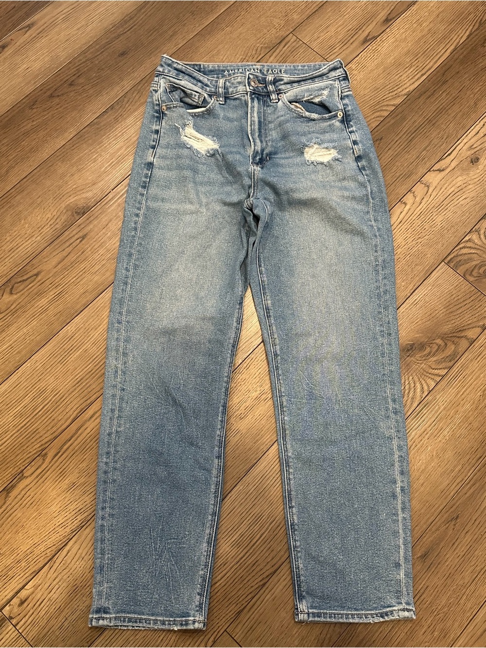 American Eagle Outfitters High-Rise mom straight Light Blue Distressed Jeans